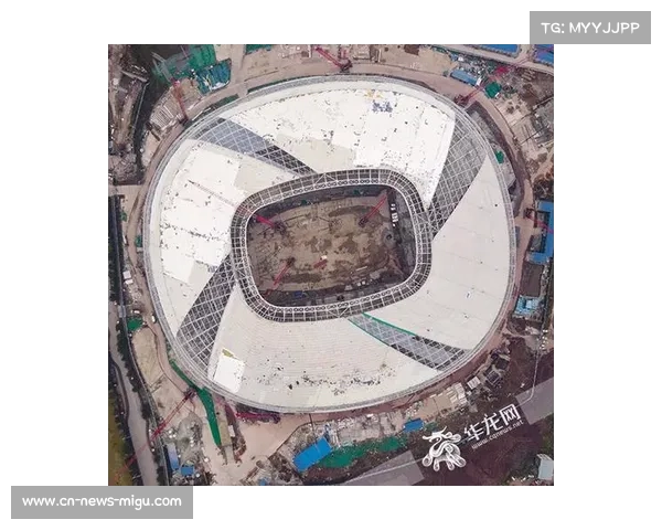 巴黎奥运足球场施工者佩戴中国建造安全帽引发外媒关注 巴黎奥运足球场施工者佩戴中国建造安全帽引发外媒关注